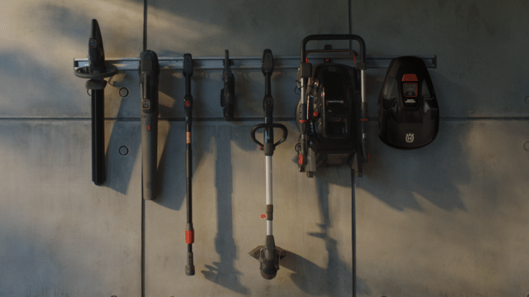 Haveredskaber hængende på en væg.