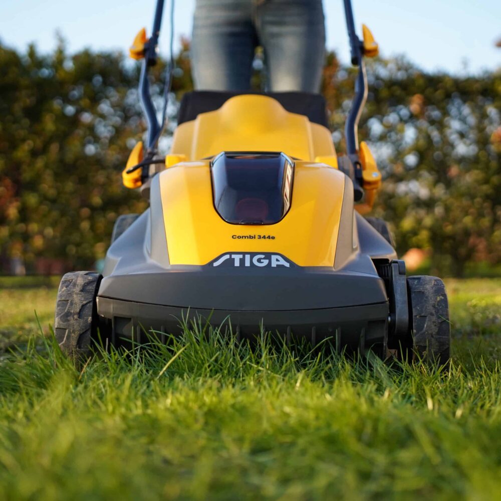 En gul plæneklipper på græsplæne.