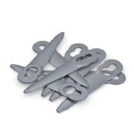 Grå plæneklipperknive i en bunke