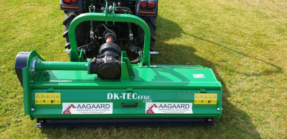 Landbrugsmaskine på græsplæne