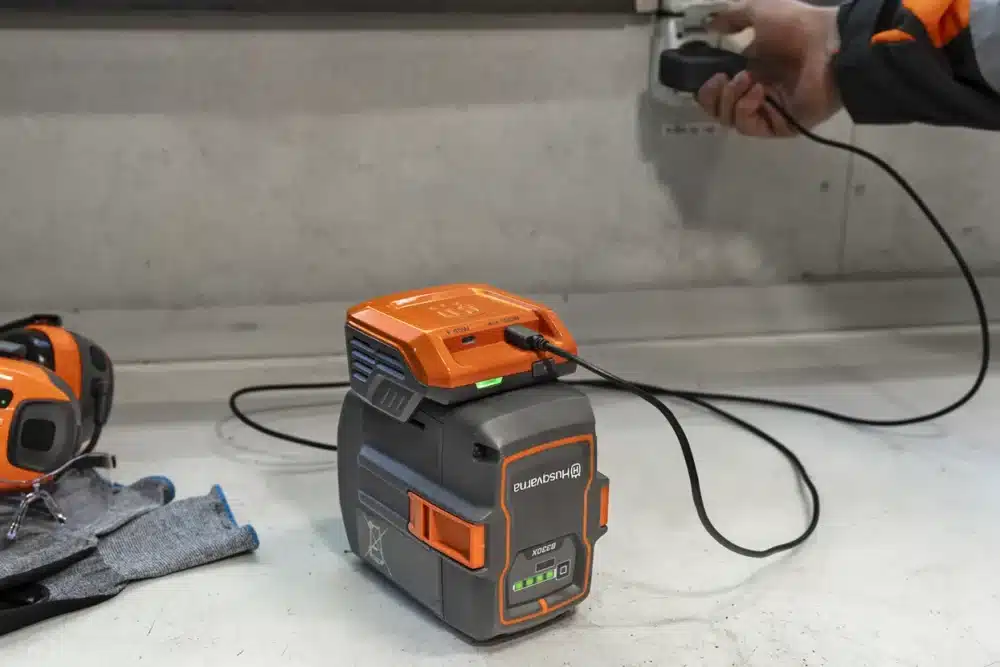 Husqvarna batteri bliver opladt
