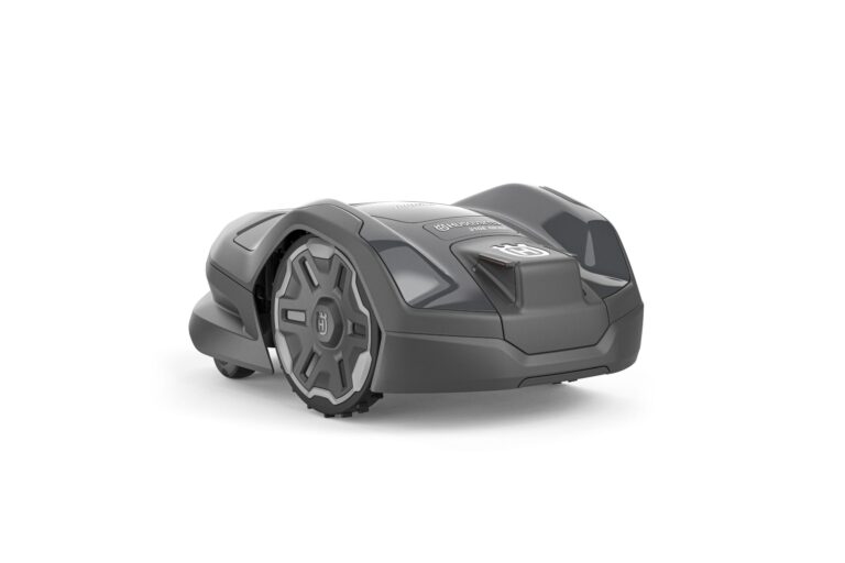 Robotplæneklipper på hvid baggrund