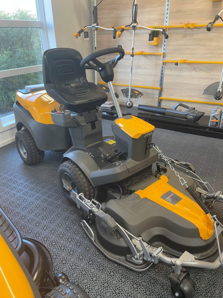 Havetraktor udstillet på gulv