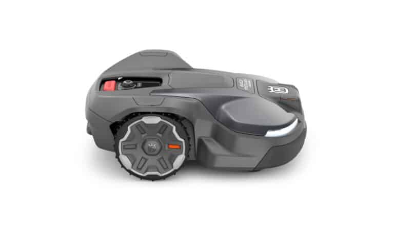 Grå robotplæneklipper på hvid baggrund