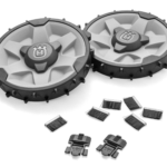 To hjul og børster til robotplæneklipper.