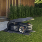 Robotplæneklipper under ladestationens tag