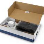 Åben papkasse med forskellige indhold