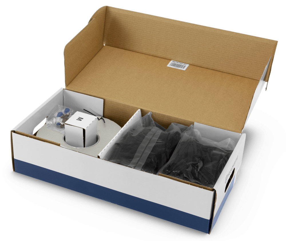 Papkasse åbnet med forskellige genstande indeni