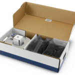 Papkasse åbnet med forskellige genstande indeni