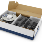 Åben kasse med netværkskabler og tilbehør