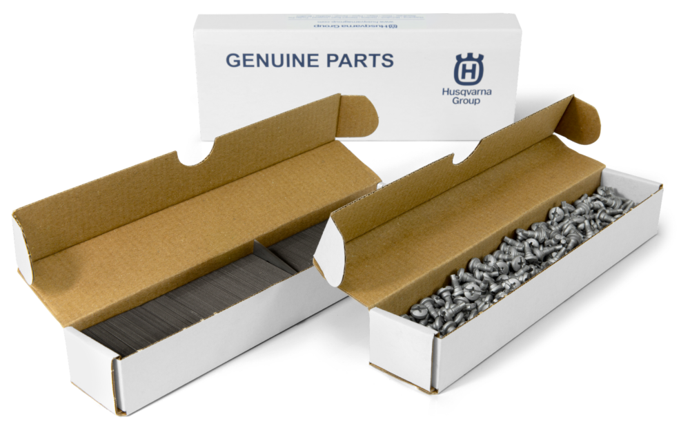 To åbne papkasser med metaldele fra Husqvarna.