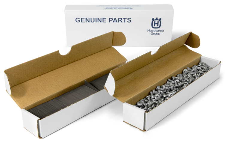 To åbne papkasser med metaldele fra Husqvarna.