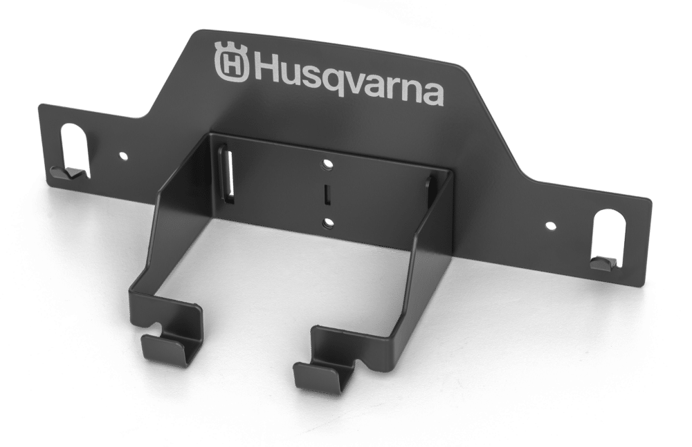 Sort vægophæng med Husqvarna-logo.