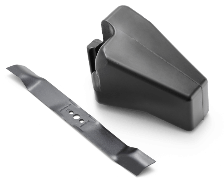 Tilbehør til plæneklipper, herunder et skær og en plastdæksel