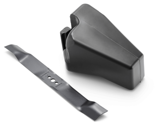 Plæneklipperklinge ved siden af en sikkerhedsskærm.