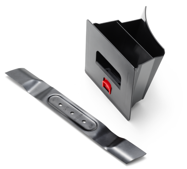 Plæneklipperdel og græsopsamler på sort baggrund