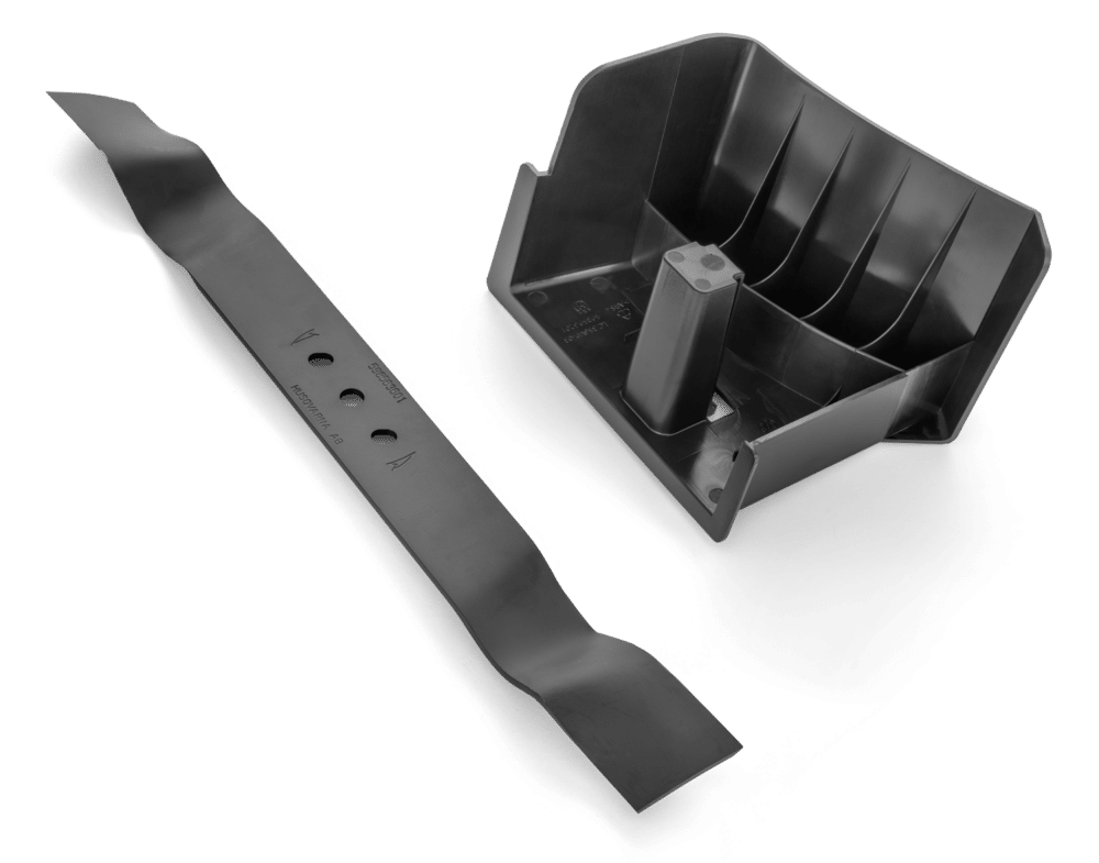 Plæneklipperblad ved siden af en græsboks