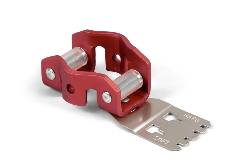 Rødt justeringsværktøj til sne på sort baggrund