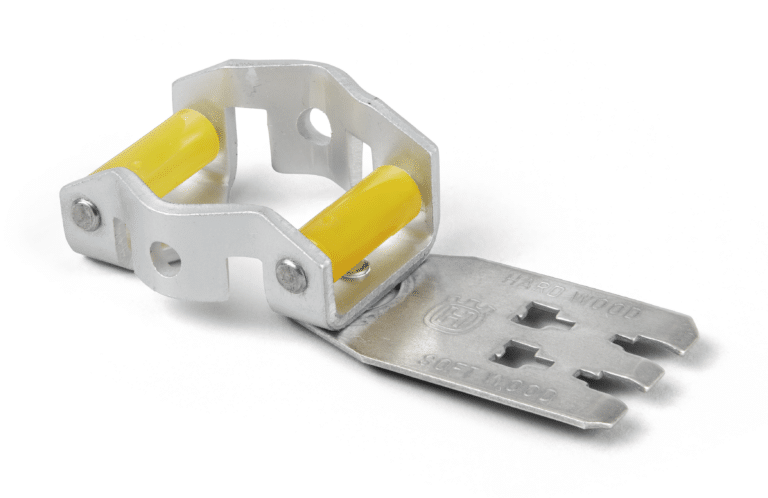 Metalnøgle med et unikt formet hoved og gule plastdele, sandsynligvis til justering eller reparation af specifikt udstyr.