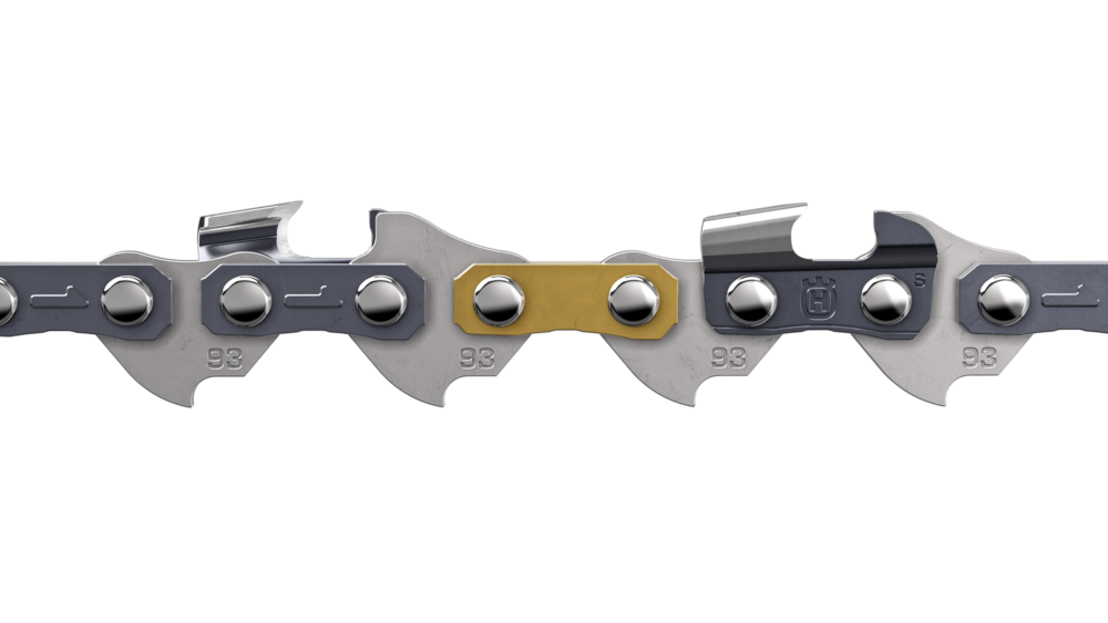 Nærbillede af motorsavkæde med metalkomponenter.