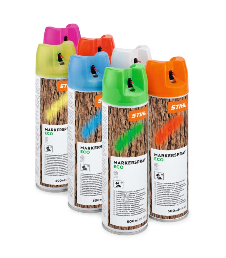 Seks dåser med STIHL Markerspray ECO i forskellige farver, herunder grøn, blå, gul, pink, orange og hvid, står på rad og række. Dåserne har et volumetal på 500 ml og er designet til at markere overflader effektivt.