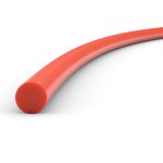 En orange gummiring på en hvid baggrund.