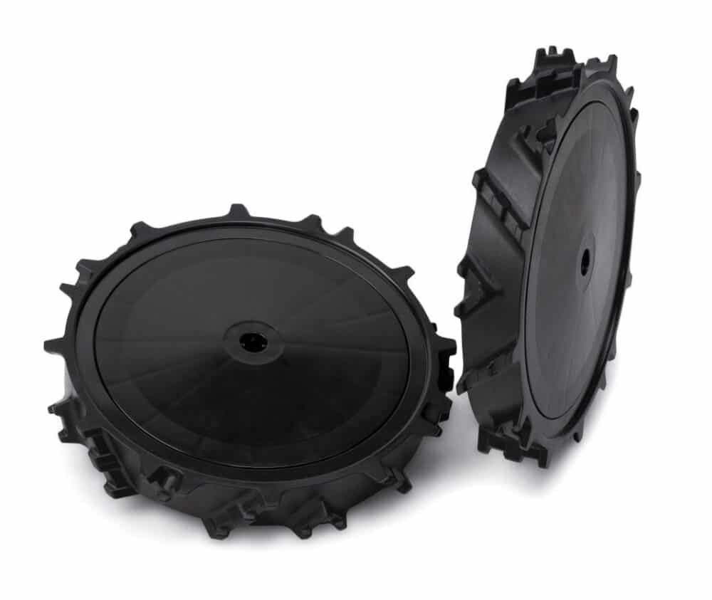 To sorte plastikhjul på hvid baggrund