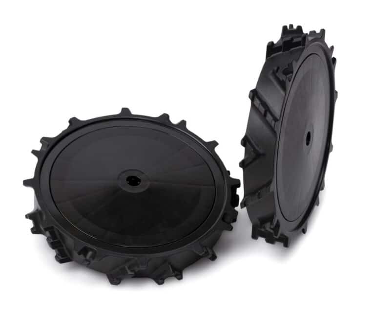 To sorte plastikhjul på hvid baggrund