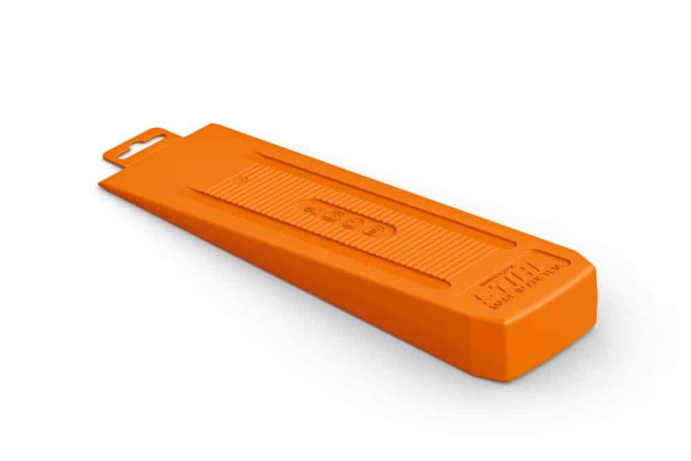 Orange plastikgenstand med ribbet centrum.