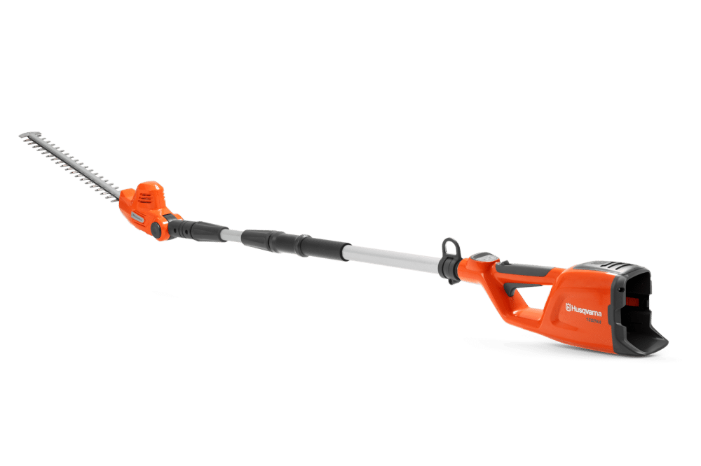 Batteridrevet Husqvarna hækkeklipper med forlænget skaft.