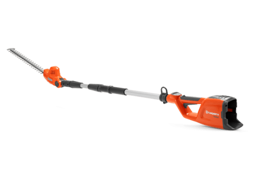 Batteridrevet Husqvarna hækkeklipper med forlænget skaft.