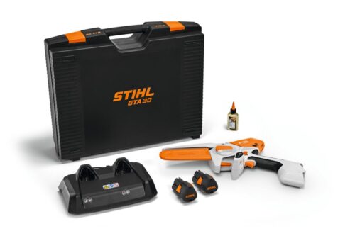 Batteridrevet gadgetsæt fra STIHL med kuffert, sav, batterier og oplader.