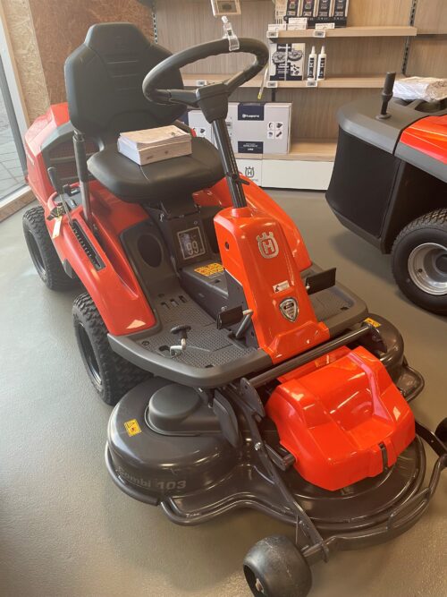 Rød havetraktor med sort sæde