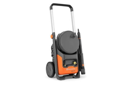 Billedet viser en orange og sort højtryksrenser fra Husqvarna, model PW 370. Enheden har en robust ramme, hjul og et rundt påmonteret håndtag for nem transport.