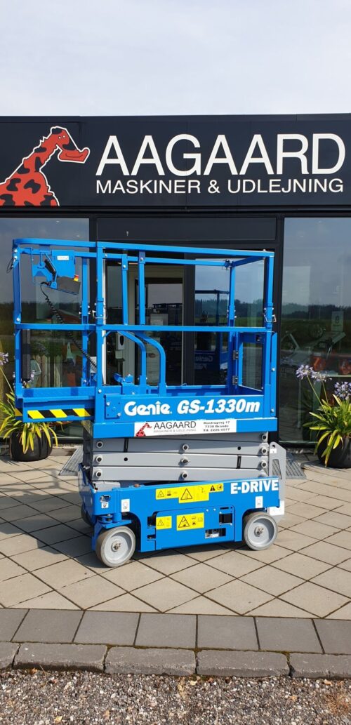Blå Genie GS-1330m lift foran butik
