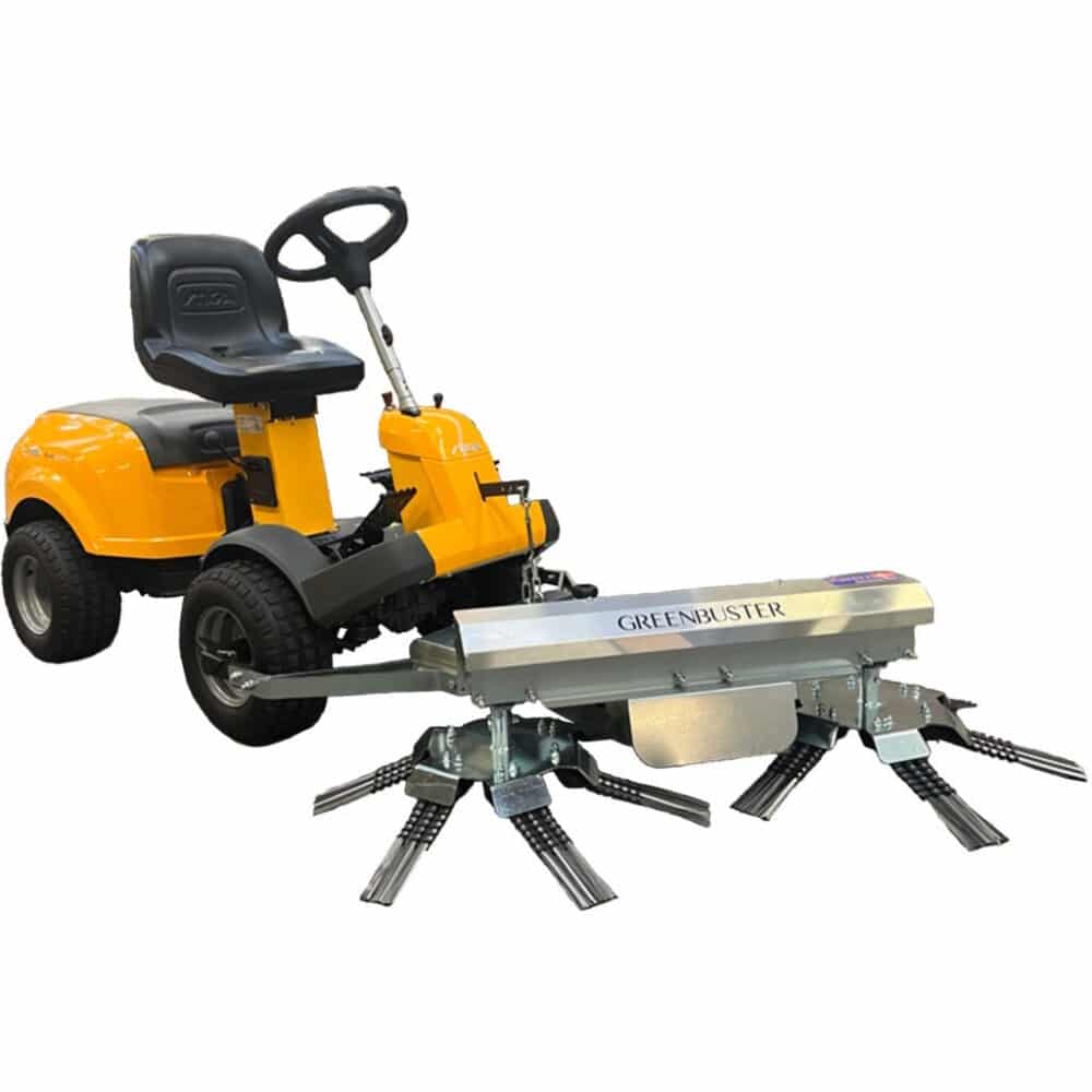 Gul havetraktor med vedhæftet ukrudtsfjerner