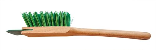Børste med grønt børstehår og træhåndtag