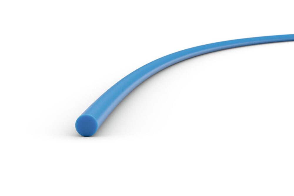 Blåt plastikrør på hvid baggrund
