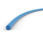 Blåt plastikrør på hvid baggrund