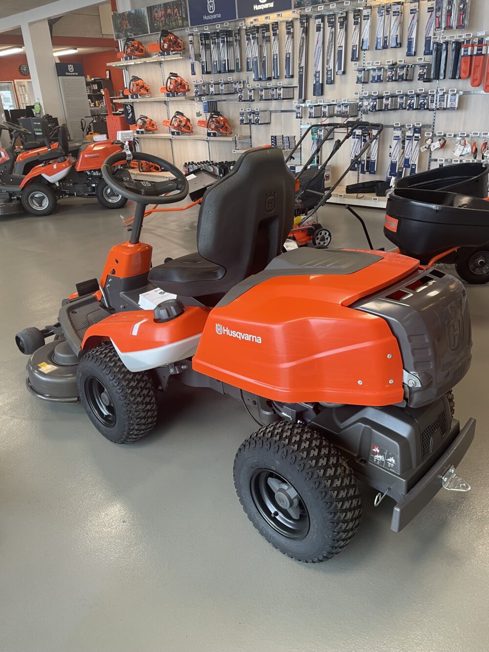 Plænetraktor udstillet i en butik