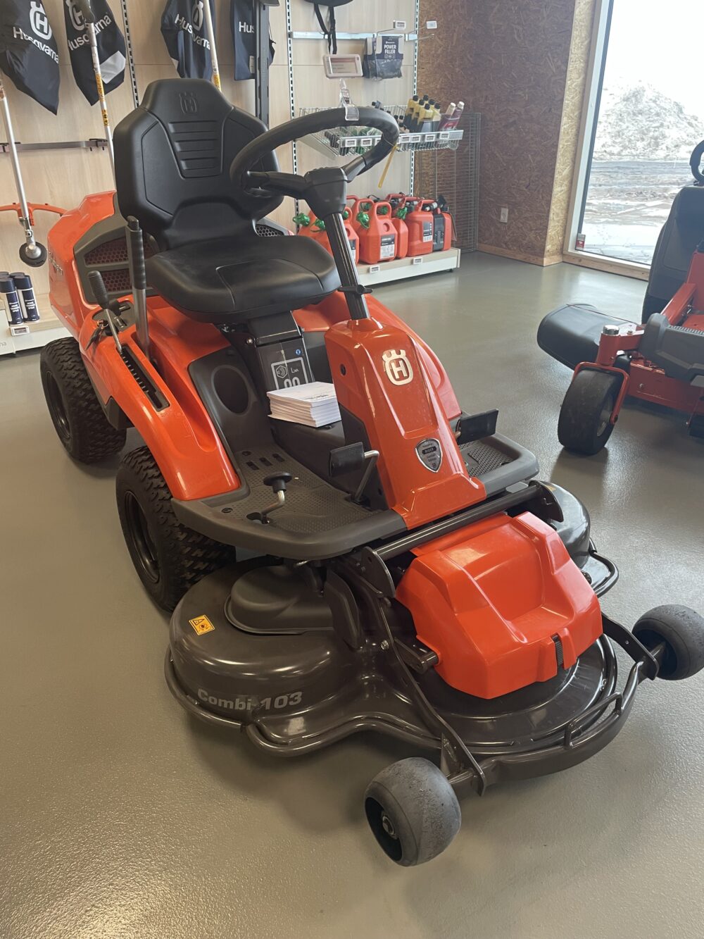 Rød køreplæneklipper i udstillingslokale