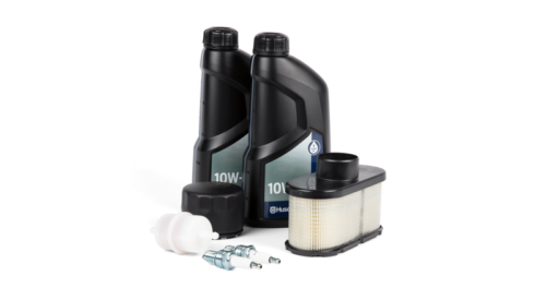 Service kit til havetraktor med oliefiltre og tændrør.