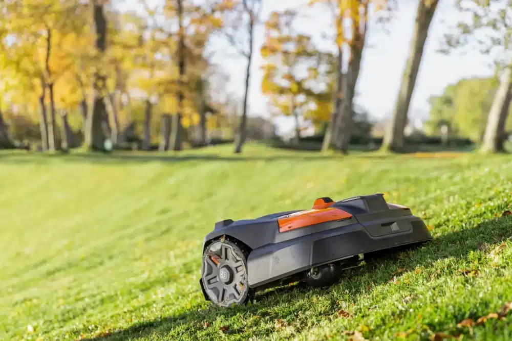 Robotplæneklipper kører på en græsplæne