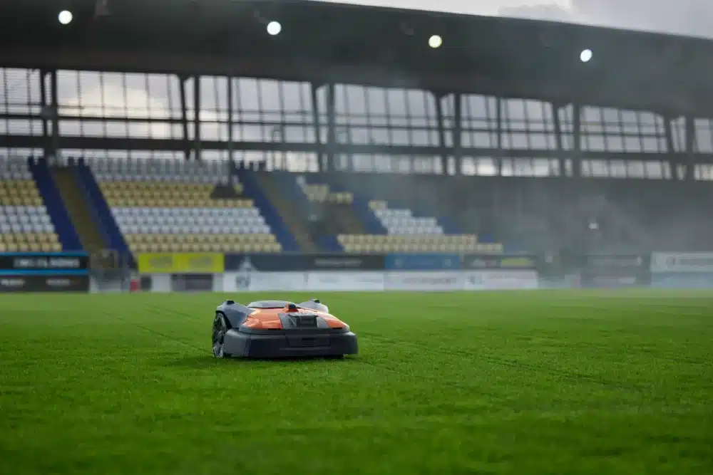 Robotplæneklipper på en fodboldbane