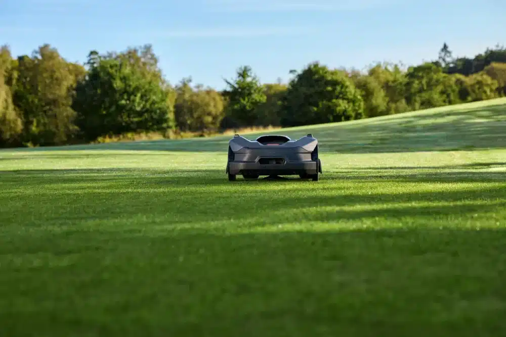 Robotplæneklipper på en stor græsplæne.