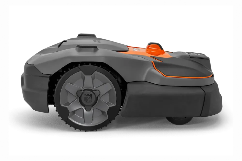 Robotplæneklipper i sort og orange design.