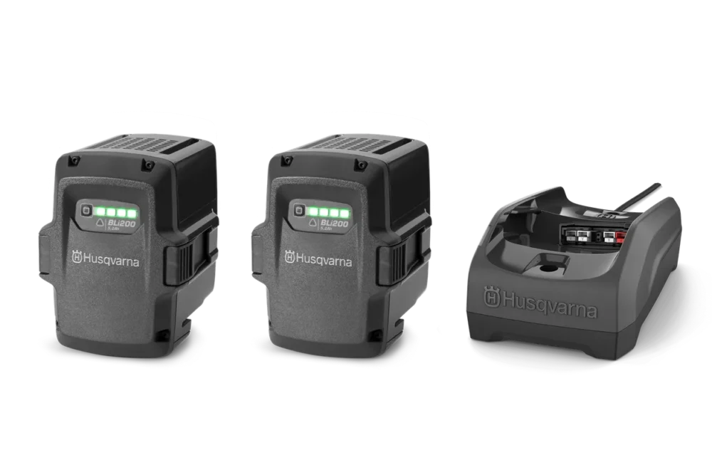 To Husqvarna batterier og en oplader.