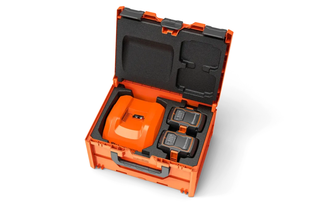 Opladningssæt med to batterier i en orange kuffert