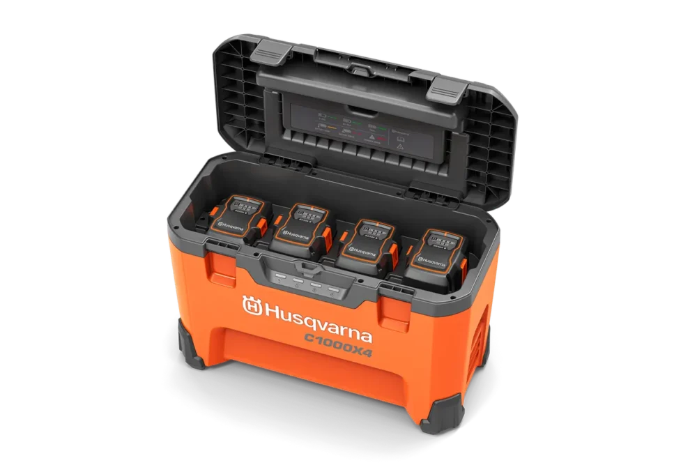 Husqvarna C1000X4 batterioplader med fire batterier.