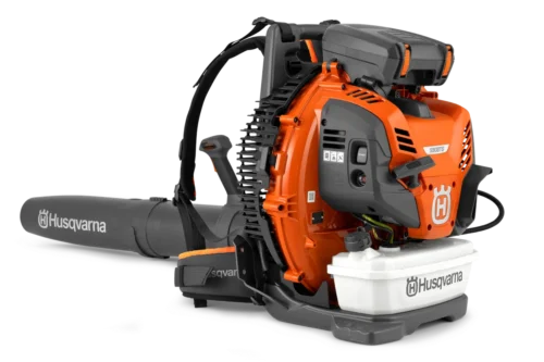 Rygbåren bladblæser fra Husqvarna i orange og grå.